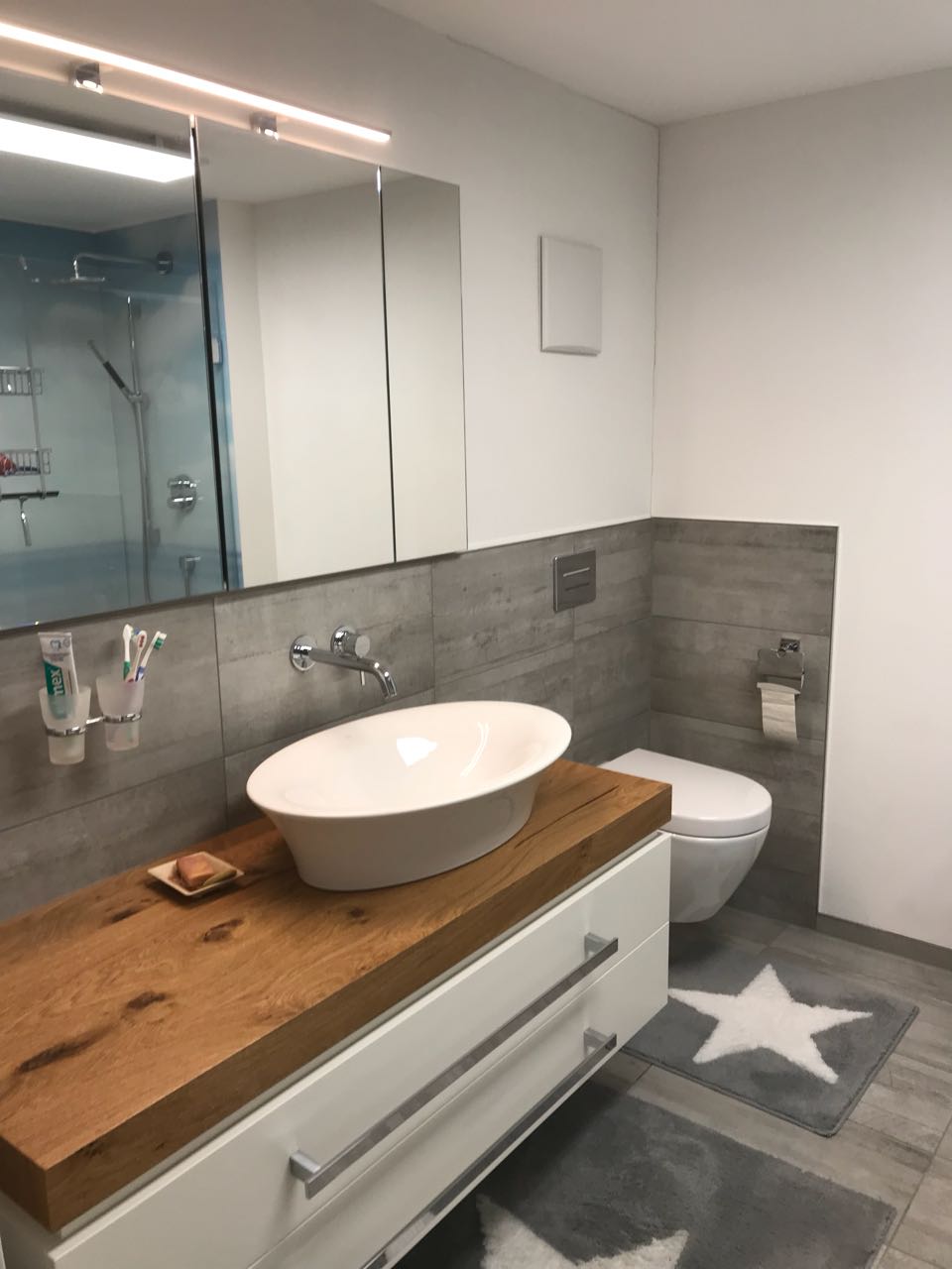 Modernes Bad mit Waschtisch und Wand-WC – Badsanierung von Carol Eksner e. K.